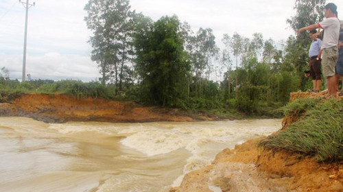 Mưa như trút, nhiều tỉnh, thành phố ngập sâu ảnh 1