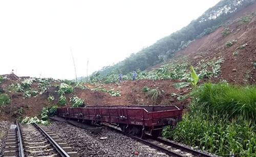 Dự kiến mất 4 ngày để khắc phục vụ sạt lở vùi lấp nhiều toa tàu ảnh 1