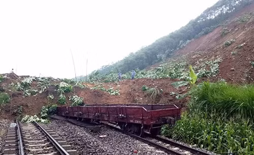 Dự kiến mất 4 ngày để khắc phục vụ sạt lở vùi lấp nhiều toa tàu ảnh 1