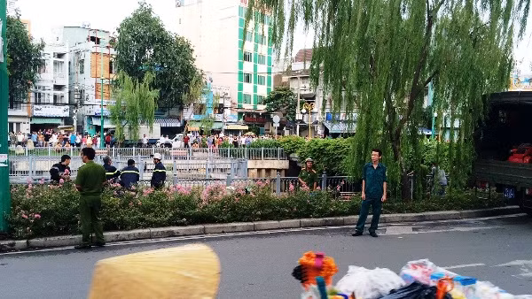 Hàng trăm người theo dõi vớt thi thể người đàn ông nhảy kênh ảnh 1