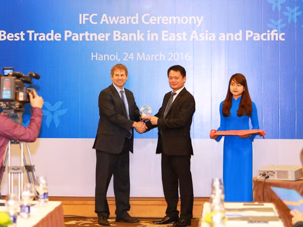 Tài trợ hàng trăm doanh nghiệp, VIB nhận giải thưởng của IFC ảnh 1