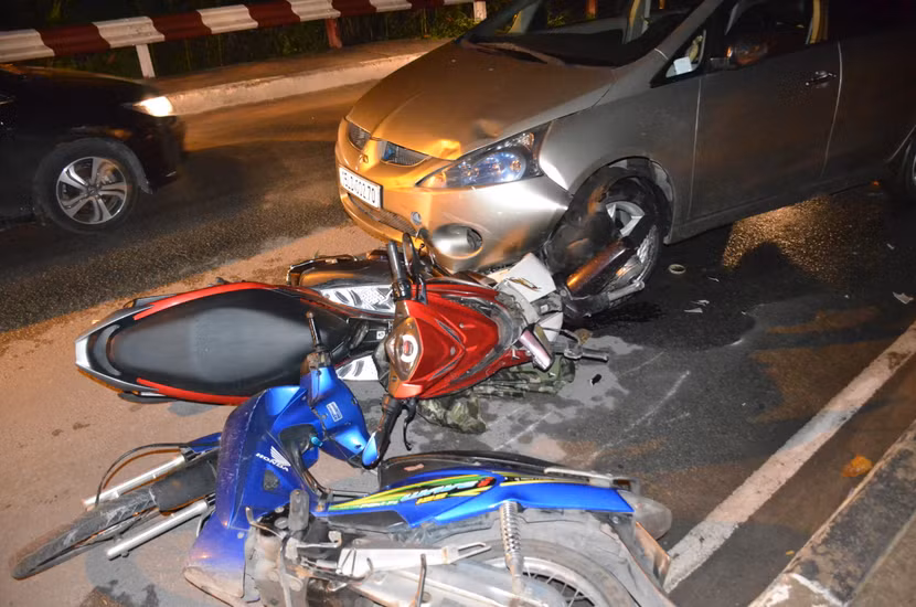 Người nước ngoài lái ô tô tông nhiều xe máy, 2 người nhập viện ảnh 1