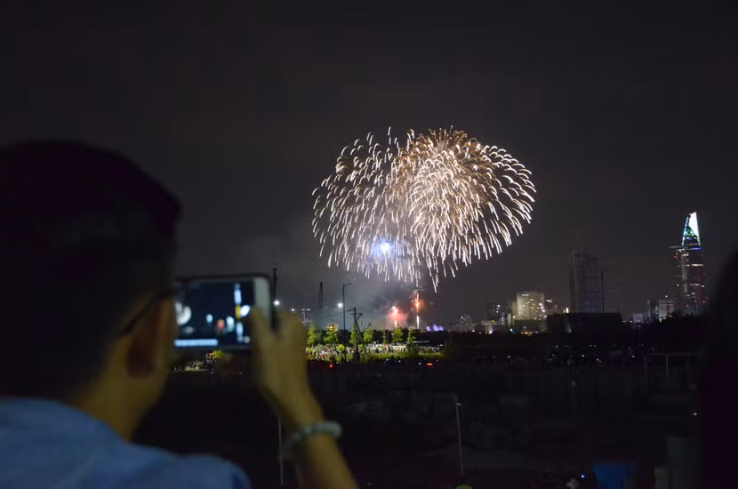 Nhiều người dùng smartphone ghi lại hình ảnh màn bắn pháo hoa để lưu lại làm kỷ niệm.