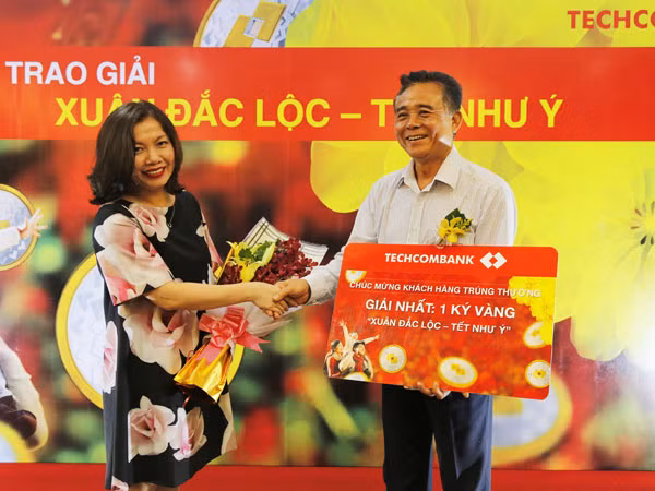 Techcombank trao 1kg vàng cho khách hàng may mắn ảnh 1