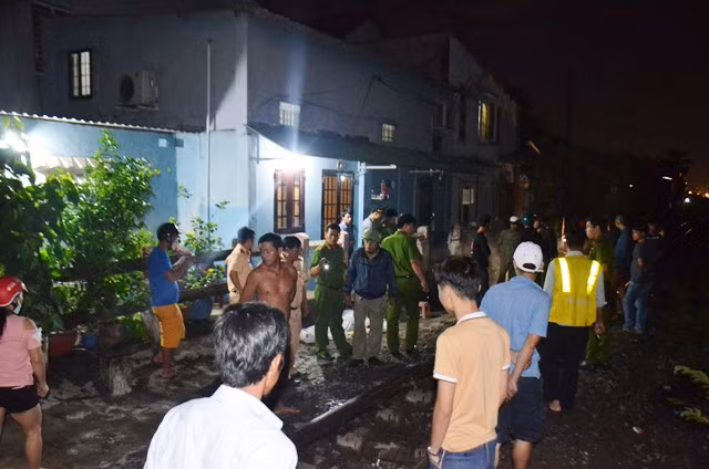 Người đàn ông ngồi trên đường ray bị tàu hỏa tông tử vong ảnh 1