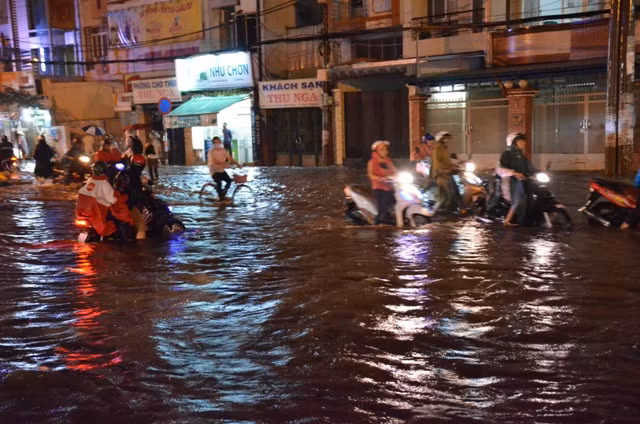 Thêm hình ảnh TP.HCM biến thành sông sau trận mưa lớn ảnh 3