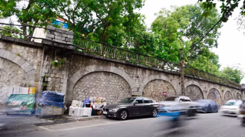 Đề nghị thí điểm phá dỡ 1 vòm cầu đường sắt phố Phùng Hưng ảnh 1 Đề nghị thí điểm phá dỡ 1 vòm cầu đường sắt phố Phùng Hưng ảnh 1