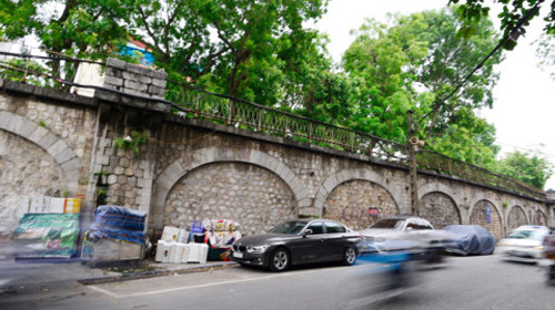 Đề nghị thí điểm phá dỡ 1 vòm cầu đường sắt phố Phùng Hưng ảnh 1