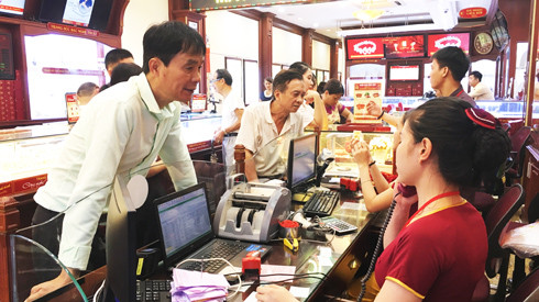 Giá vàng lùi sâu dưới 36 triệu đồng/lượng, có nên "bắt đáy" ? ảnh 1