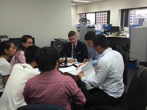 Nghi can lừa đảo vé máy bay Tết của hàng trăm du học sinh Việt Nam tại Úc bị bắt ảnh 1