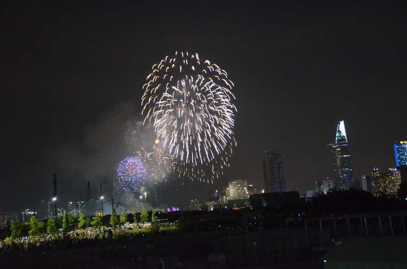 Màn pháo hoa tuyệt đẹp được bắn lên bầu trời TP.HCM vào đêm giao thừa 2018.