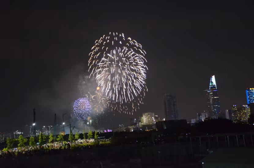 Màn pháo hoa tuyệt đẹp được bắn lên bầu trời TP.HCM vào đêm giao thừa 2018.