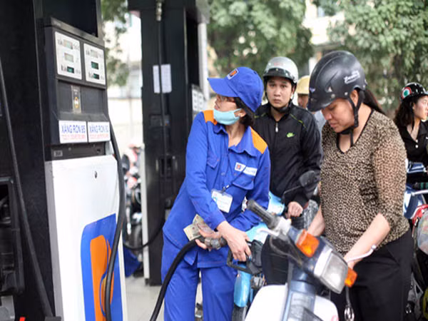 17 lần điều chỉnh, giá xăng vẫn cao hơn so với cuối năm 2014 ảnh 1