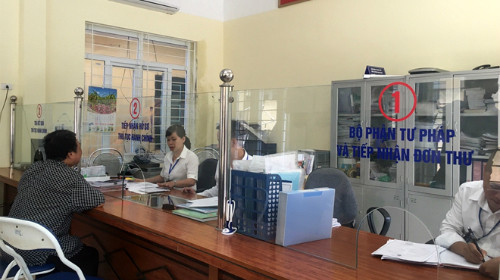 Đoàn kiểm tra công vụ đề nghị xử lý vụ cấp giấy khai tử ở UBND phường Văn Miếu như thế nào? ảnh 1