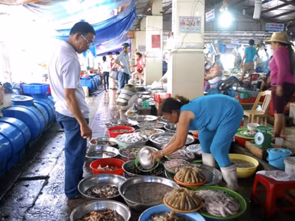 Tắm biển thoải mái, ăn hải sản phải chờ? ảnh 1
