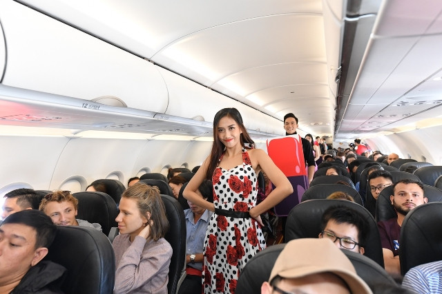 Vietjet mang yêu thương ngọt ngào tới phụ nữ Việt Nam trên độ cao 10.000 mét ảnh 5