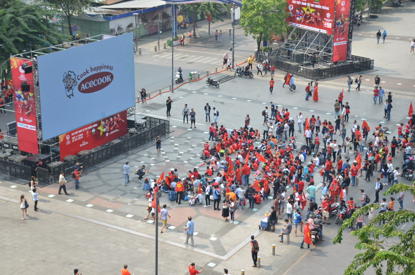 Rất đông các cổ động viên đã ngồi sẵn trước màn hình "khổng lồ" để cổ vũ cho U23 Việt Nam và hô lớn "Việt Nam chiến thắng".