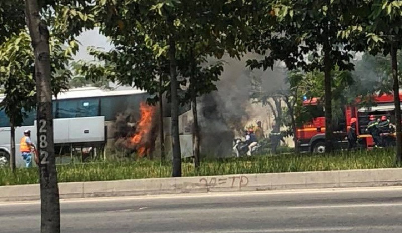 Hàng chục hành khách la hét khi xe khách bốc cháy ảnh 1 Hàng chục hành khách la hét khi xe khách bốc cháy ảnh 1