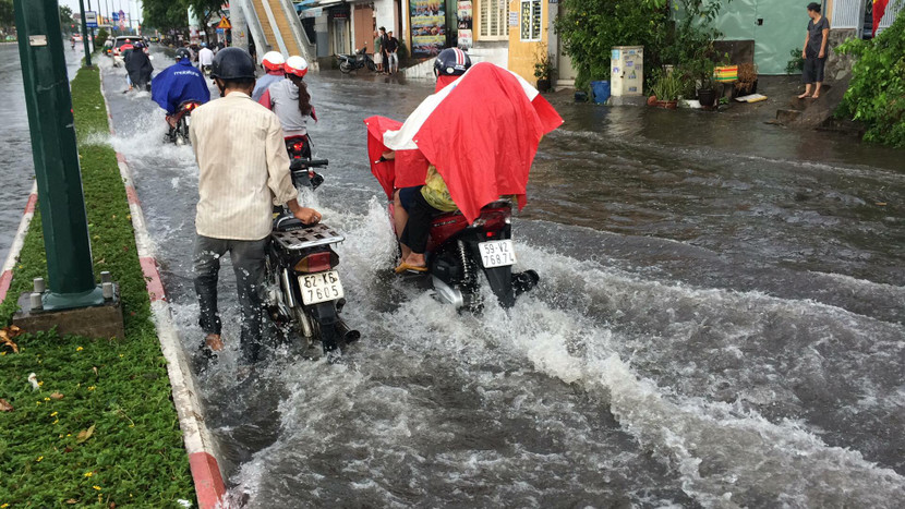 Chỉ là mưa "giải nhiệt" ngày lễ nhưng nhiều đường phố TP.HCM đã ngập ảnh 1 Chỉ là mưa "giải nhiệt" ngày lễ nhưng nhiều đường phố TP.HCM đã ngập ảnh 1