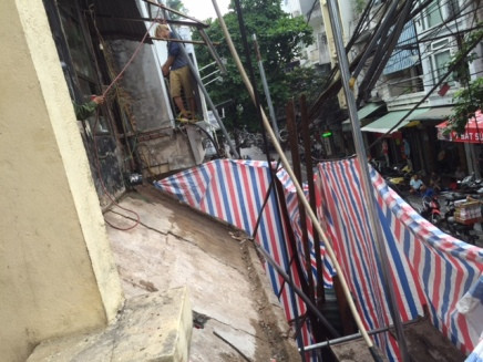Từ vụ sập ban công nhà phố cổ Hà Nội: Còn nhiều ngôi nhà…chờ sập! ảnh 2