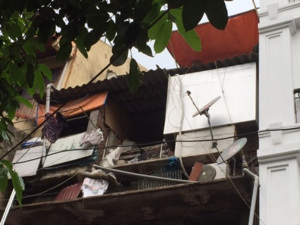 Từ vụ sập ban công nhà phố cổ Hà Nội: Còn nhiều ngôi nhà…chờ sập! ảnh 4