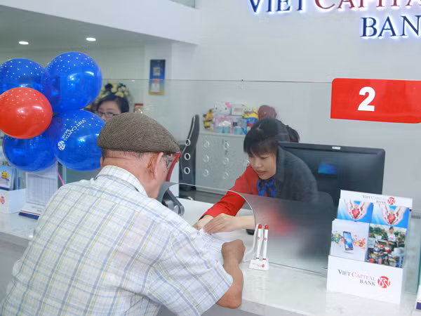 Ngân hàng ào ào tăng lãi suất, doanh nghiệp lo sốt vó ảnh 1