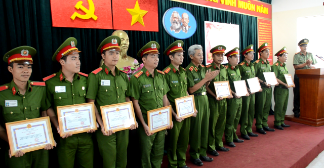 Công an TP.HCM khen thưởng CAQ Tân Phú trong 3 tuần phá 3 chuyên án lớn ảnh 2