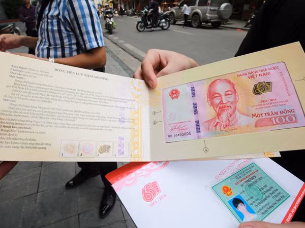 Rồng rắn xếp hàng mua tiền lưu niệm ảnh 2