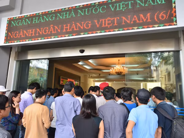 Rồng rắn xếp hàng mua tiền lưu niệm ảnh 1