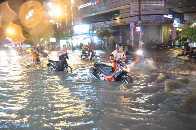 Thêm hình ảnh TP.HCM biến thành sông sau trận mưa lớn ảnh 4