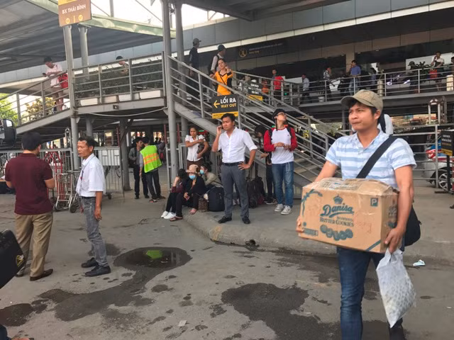 Người dân ùn ùn rời khỏi Thủ đô Hà Nội đi nghỉ lễ 30-4 ảnh 5