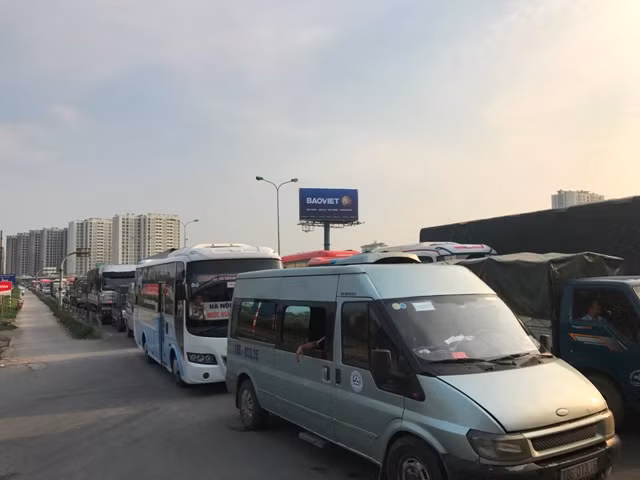 Người dân ùn ùn rời khỏi Thủ đô Hà Nội đi nghỉ lễ 30-4 ảnh 2