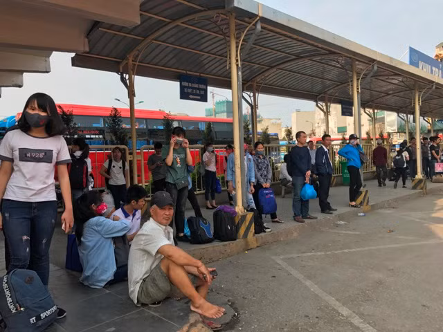 Người dân ùn ùn rời khỏi Thủ đô Hà Nội đi nghỉ lễ 30-4 ảnh 3