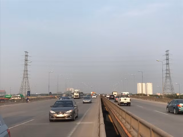 Người dân ùn ùn rời khỏi Thủ đô Hà Nội đi nghỉ lễ 30-4 ảnh 7