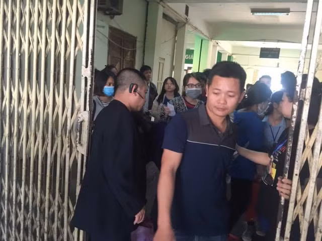 Người dân ùn ùn rời khỏi Thủ đô Hà Nội đi nghỉ lễ 30-4 ảnh 4