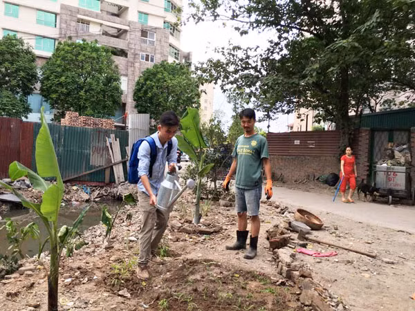 Ông Tây dọn cống truyền thông điệp xanh ảnh 2