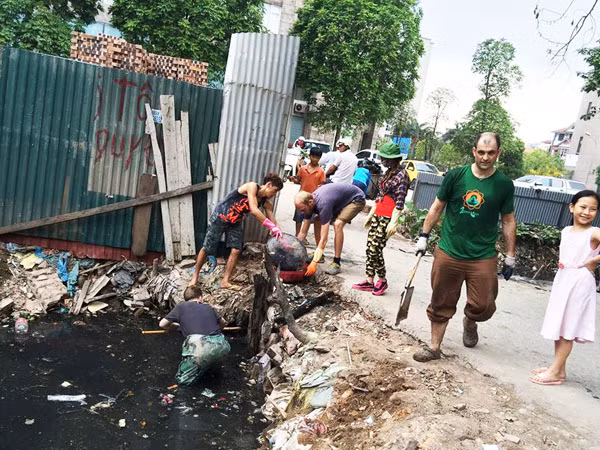 Ông Tây dọn cống truyền thông điệp xanh ảnh 1