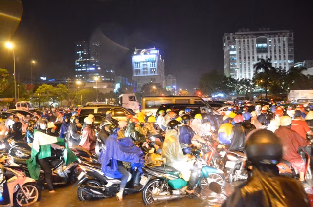 Thêm hình ảnh TP.HCM biến thành sông sau trận mưa lớn ảnh 5