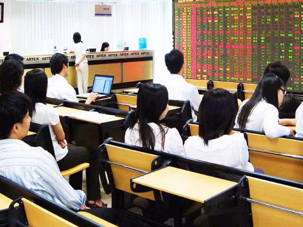 Yêu cầu ngăn chặn, xử lý hành vi tung tin đồn khiến chứng khoán "lao dốc" ảnh 1