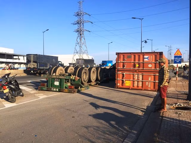 Xe container lại lật trên đường Võ Chí Công ảnh 1