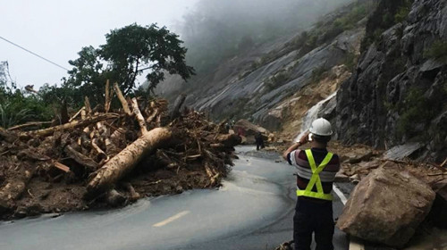 Số người chết do bão số 12 gia tăng, 17 thuyền viên vẫn mất tích ảnh 1