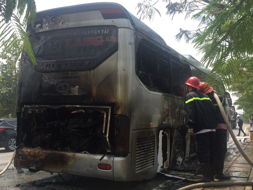 Hàng chục hành khách la hét khi xe khách bốc cháy ảnh 2