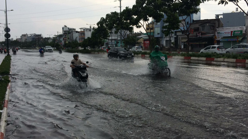 Chỉ là mưa "giải nhiệt" ngày lễ nhưng nhiều đường phố TP.HCM đã ngập ảnh 2 Chỉ là mưa "giải nhiệt" ngày lễ nhưng nhiều đường phố TP.HCM đã ngập ảnh 2