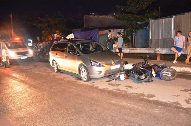 Người nước ngoài lái ô tô tông nhiều xe máy, 2 người nhập viện ảnh 2