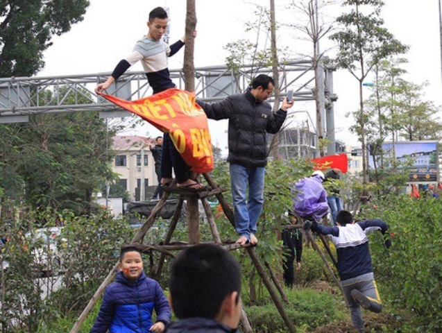 Đón U23 Việt Nam, nhiều người hâm mộ giẫm đạp lên cây xanh, thảm cỏ ảnh 5