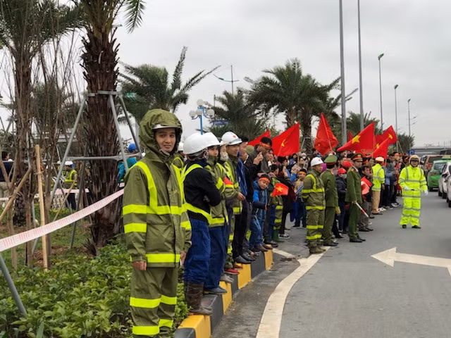 Đón U23 Việt Nam, nhiều người hâm mộ giẫm đạp lên cây xanh, thảm cỏ ảnh 2 Đón U23 Việt Nam, nhiều người hâm mộ giẫm đạp lên cây xanh, thảm cỏ ảnh 2