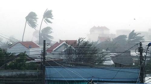 Bão số 12 đổ bộ Phú Yên - Khánh Hòa, hàng nghìn ngôi nhà tốc mái ảnh 1