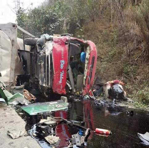 2 nạn nhân trong vụ xe bồn đâm xe chở khách bị cháy đen ảnh 1