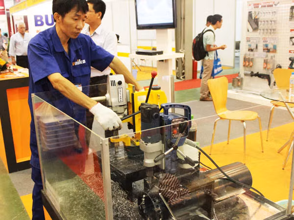  ADB dự báo kinh tế Việt Nam tăng trưởng 6,7% ảnh 1