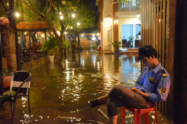 Thêm hình ảnh TP.HCM biến thành sông sau trận mưa lớn ảnh 8